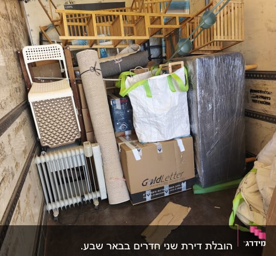 תכולת משאית עם רהיטים וציוד ארוז להובלה
